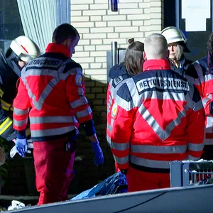 Rettungskräfte bergen den Mann, der bei dem Brand in Großhansdorf ums Leben kam.