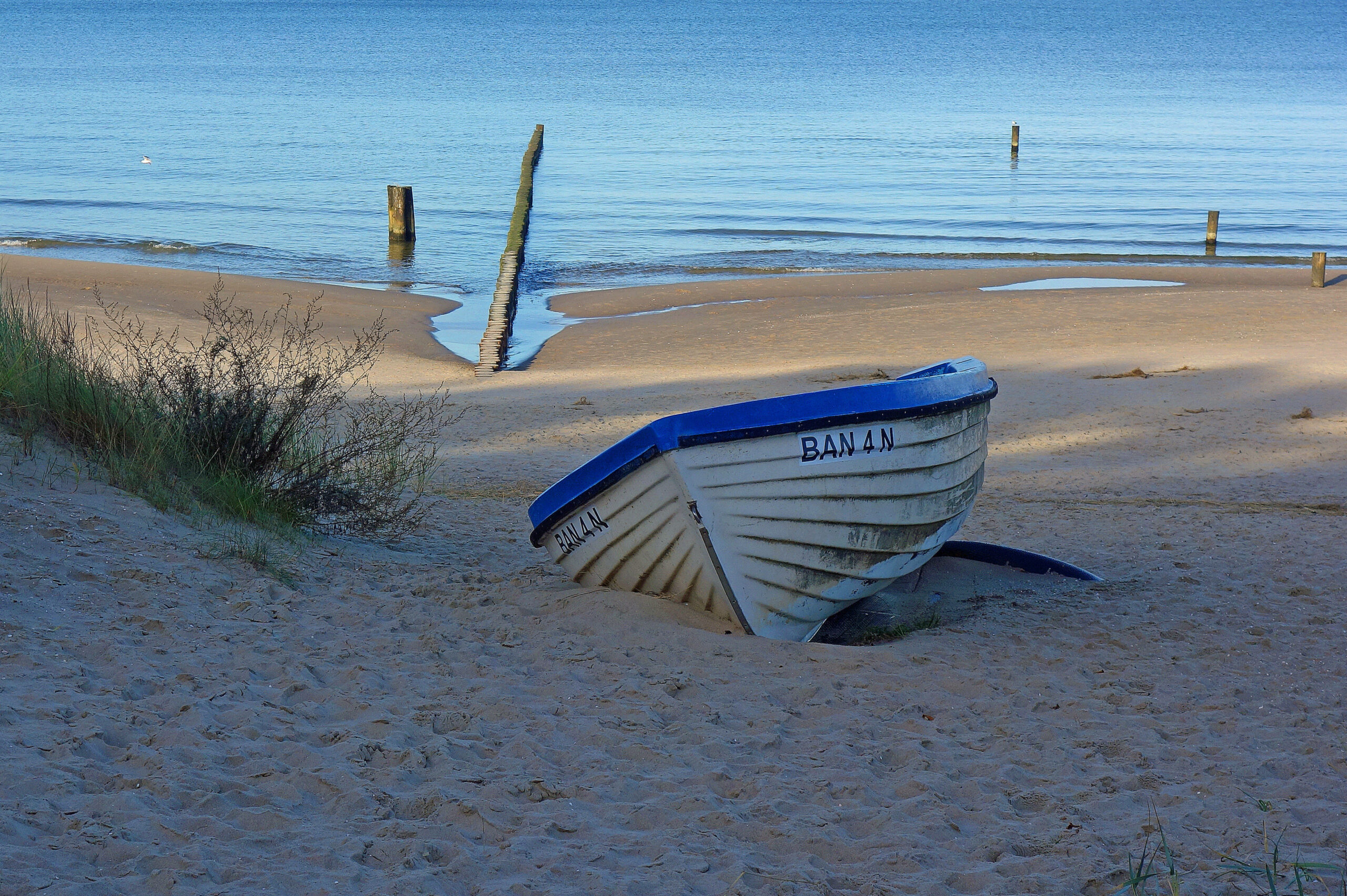 Mit kleinen Booten, auf einer Luftmatratze oder schwimmend versuchten Menschen über die Ostsee zu fliehen.