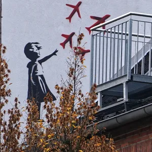 Passendes Wandbild an einem Wohnhaus in Fuhlsbüttel: Flugzeuge in der Luft