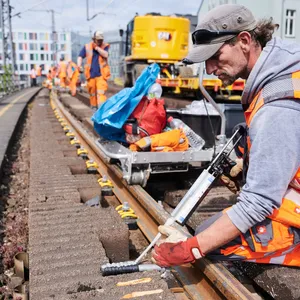 Arbeiter erneuern Gleisanlagen (Symbolbild).
