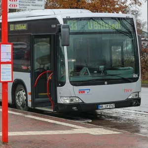 Ein Bus der neuen Linie X33, die zwischen Trittau und Hamburg fährt, steht an einer Haltestelle in Trittau.