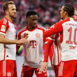 Harry Kane, Bouna Sarr und Leroy Sané bejubeln ein Tor des FC Bayern