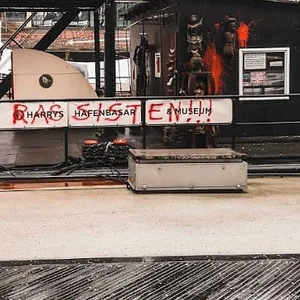 Harrys Hafenbasar in der Hamburger HafenCity wurde in der Nacht zu Montag mit roter Farbe beschmiert.