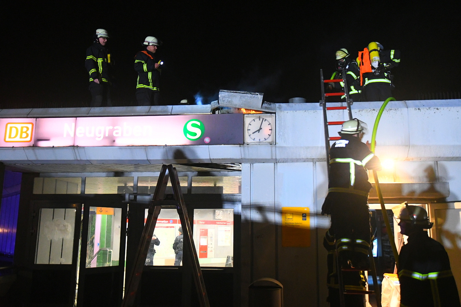 Das Dach des Bahnhofs Neugraben brennt