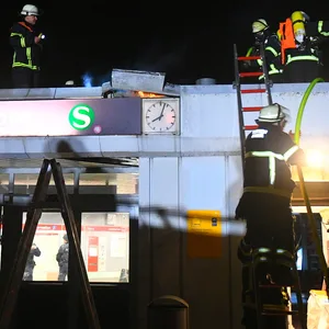 Das Dach des Bahnhofs Neugraben brennt