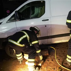 Einsatzkräfte bocken den Transporter auf, um an den Verletzten zu kommen.