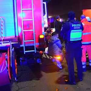 Einsatzkräfte versorgten die geschädigten Personen.