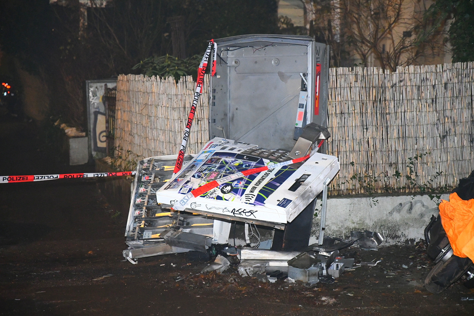 Zigaretten-Automat in Eimsbüttel gesprengt – Polizei sammelt Packungen und Bargeld ein