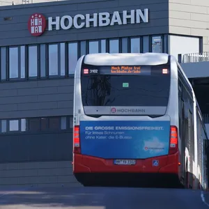 Ein Bus fährt auf den Hochbahn-Betriebshof Alsterdorf.