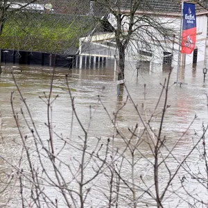 Im Restaurant „Siegfähre“ an der Mündung der Sieg in den Rhein steht das Wasser bis unter das Dach.