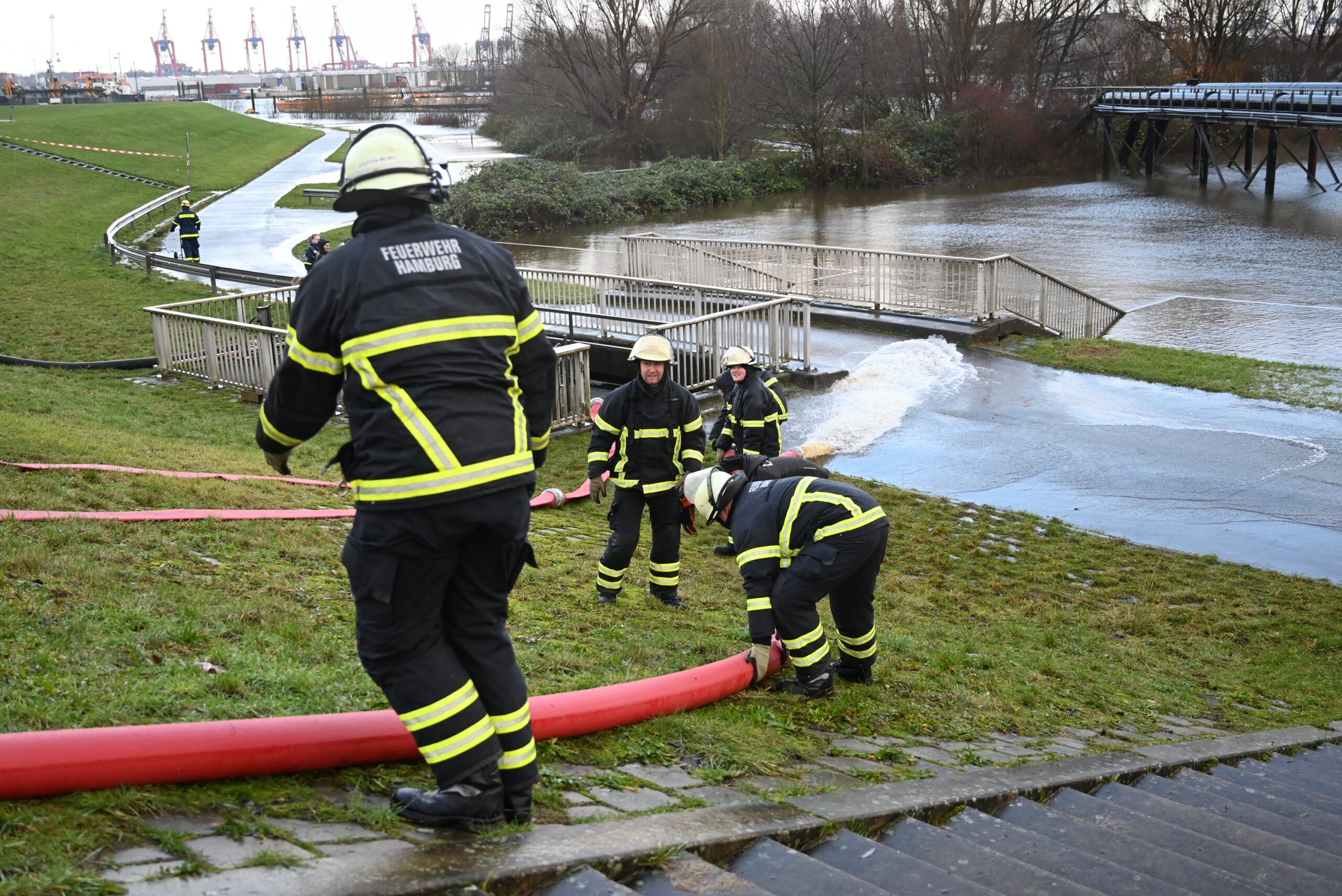 Während in den meisten Teilen der Stadt das Hochwasser durch die Sturmfluten rasch wieder zurückging, kämpfte die Feuerwehr in Finkenwerder länger gegen die Fluten.