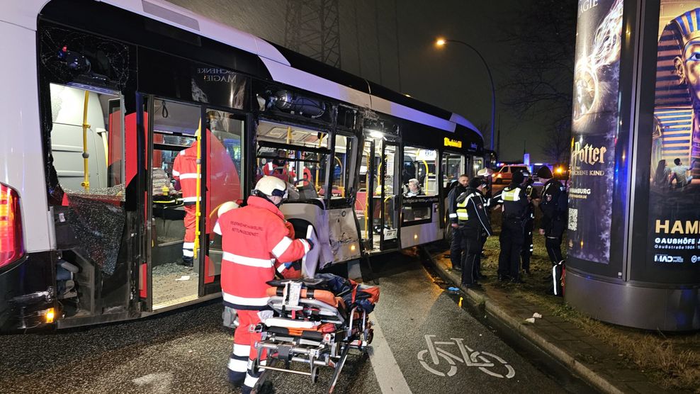 Rettungskräfte versorgten die Insassen des HVV-Busses.