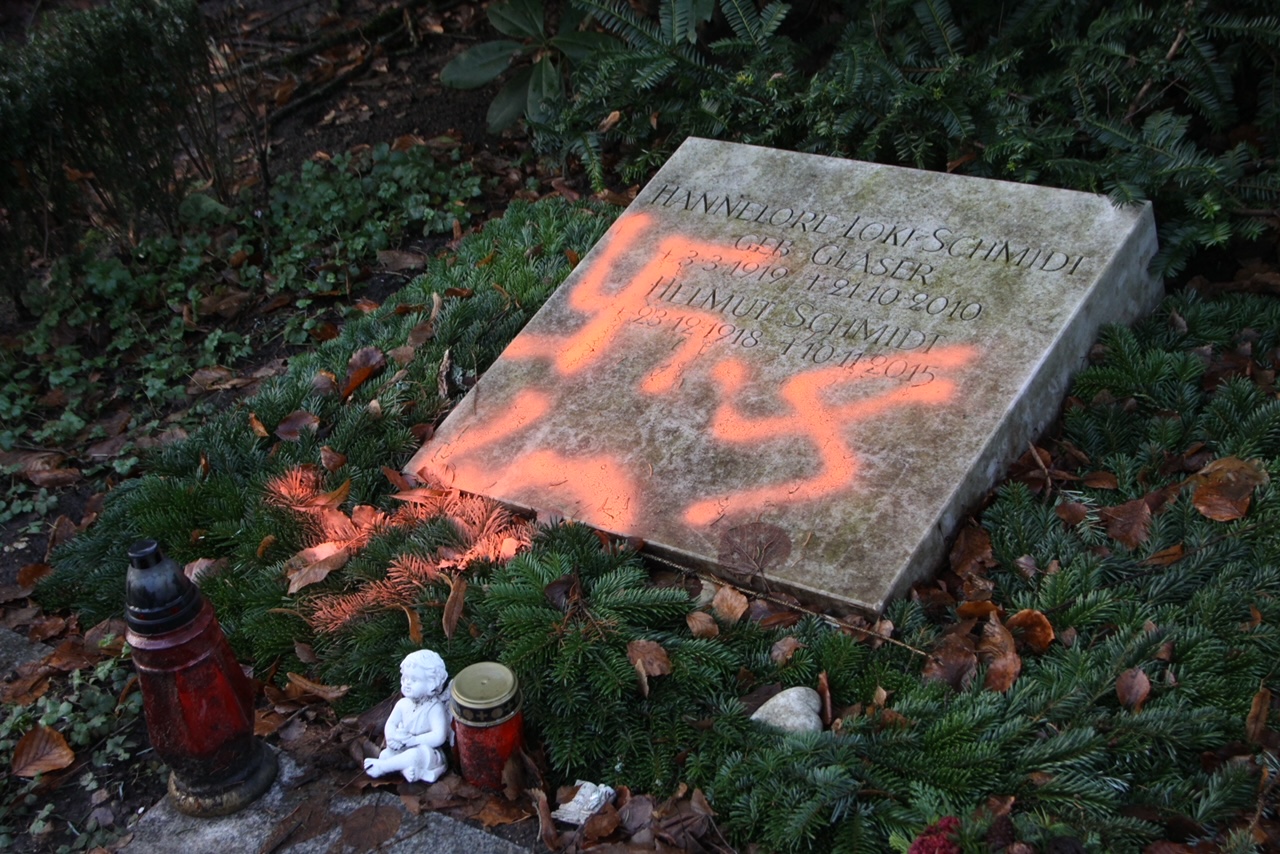 Kurz vor seinem 105. Geburtstag wurde das Grab von Helmut Schmidt und seiner Frau Loki mit Hakenkreuzen beschmiert.