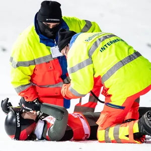 Anna Odine Ström liegt nach ihrem Sturz im Schnee von Engelberg