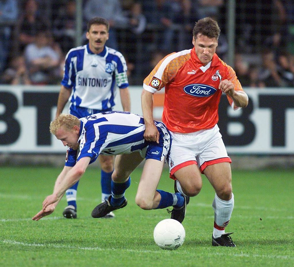 Dennis Grassow im Kölner Trikot mit Ball am Fuß