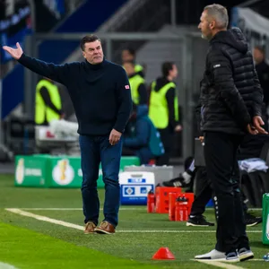 Dieter Hecking (l.) als HSV-Trainer und Tim Walter (r.) an der Seitenlinie des VfB Stuttgart