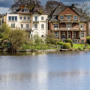 Eine Reihe von Stadthäusern steht auf der Uhlenhorst. Je nach Lage und Größe kann eine Immobilie dort schon einmal knapp 30 Millionen Euro kosten. (Symbolbild)