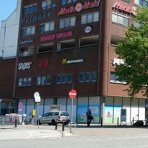 Kind in Rolltreppe eingeklemmt – gerettet