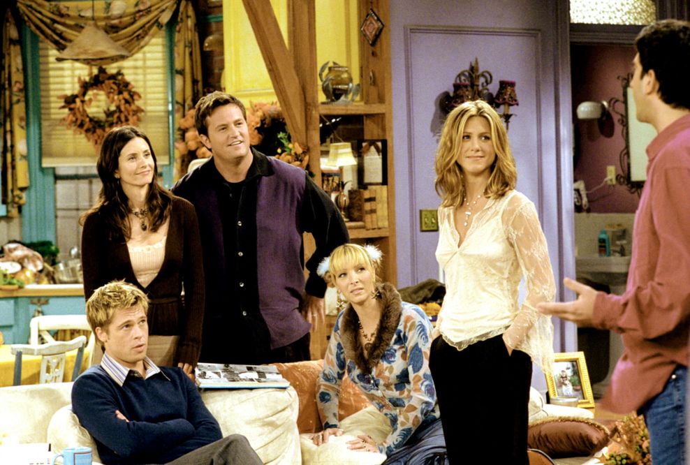 Eine Szene aus der US-Sitcom „Friends“, in der Schauspieler Brad Pitt eine Nebenrolle übernimmt und neben den Darstellern der Serie sitzt.