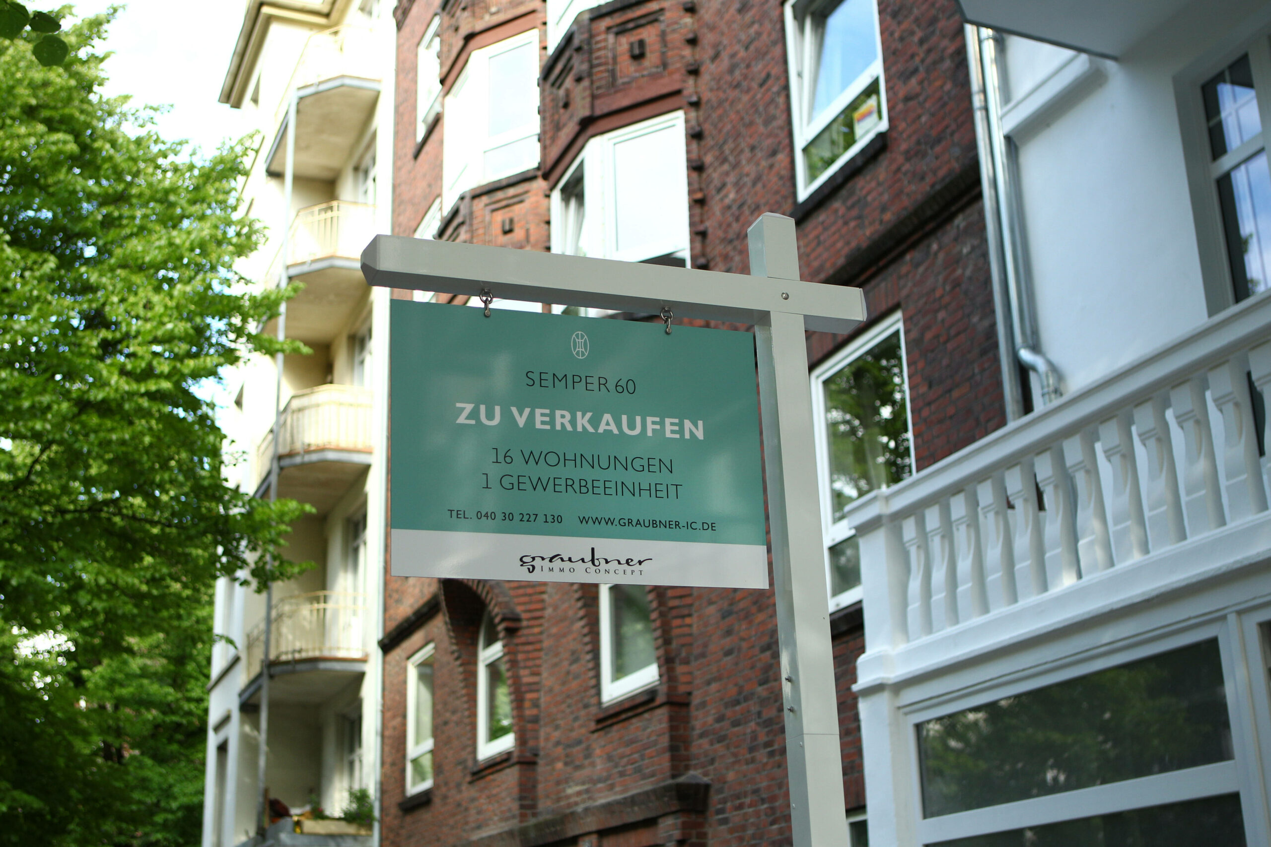 Ein Verkaufsschild für Eigentumswohnungen hängt vor einem Haus in Hamburg. (Symbolbild)