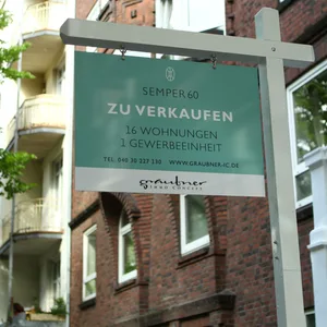 Ein Verkaufsschild für Eigentumswohnungen hängt vor einem Haus in Hamburg. (Symbolbild)