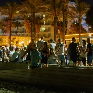Party am Ballermann: Neue Laternen sollen den Strand besser beleuchten.