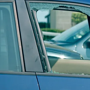 Eingeschlagene Autoscheibe