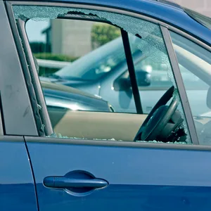 Eingeschlagene Autoscheibe