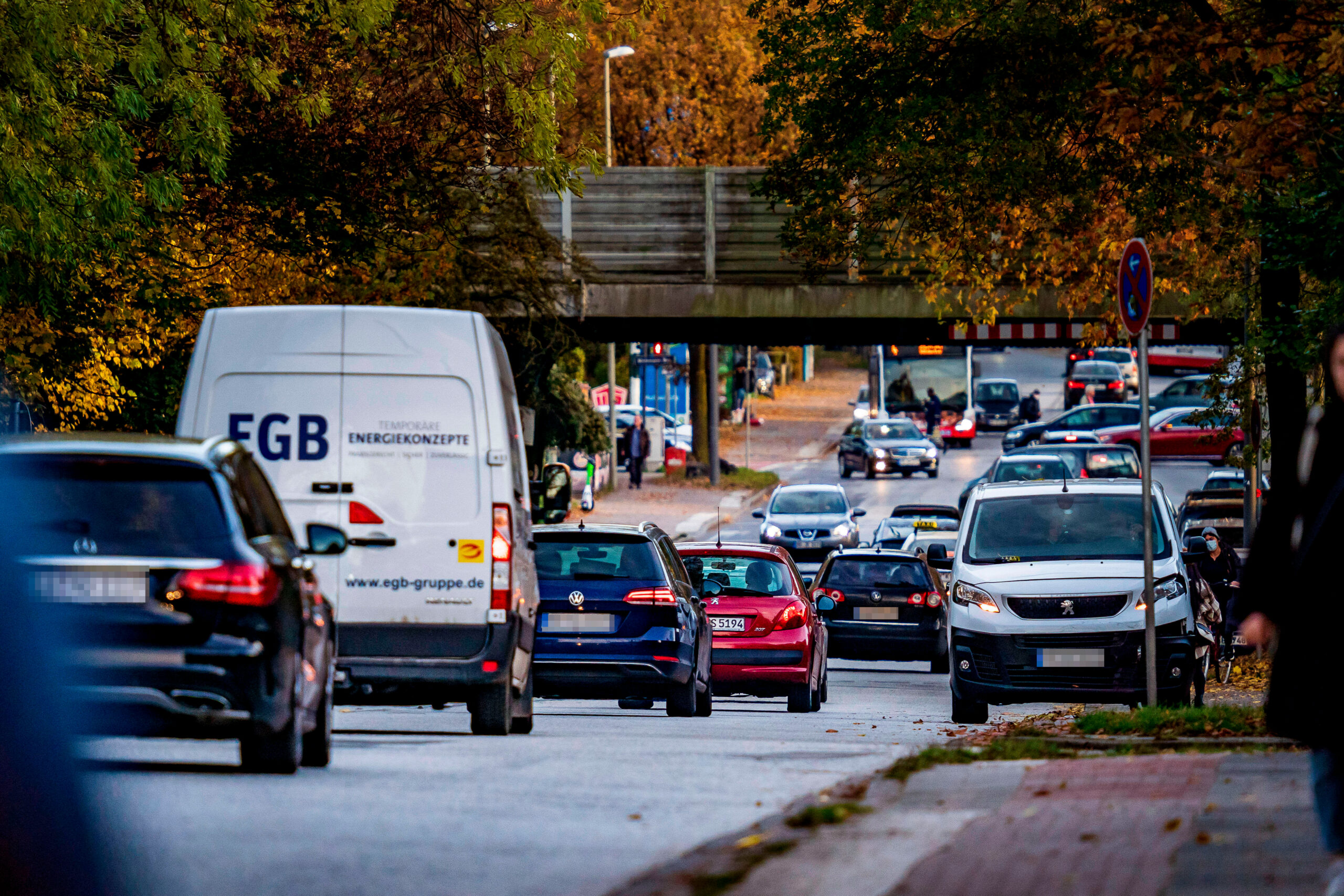 Autos fahren auf der Kieler Straße. In Hamburg hat die Zahl der privat gemeldeten Kfz zuletzt abgenommen.