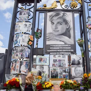 Andenken an Prinzessin Diana zu ihrem 25. Todestages am Kensington Palace. Auch der Sänger Bryan Adams hat Diana nicht vergessen.