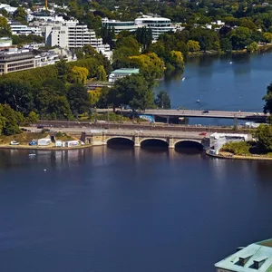 Wer mit der S-Bahn vom Hauptbahnhof zum Bahnhof Dammtor fährt, hat nicht nur einen der schönsten Ausblicke der Stadt – er fährt auch an exklusiven Quadratmeterpreisen vorbei.