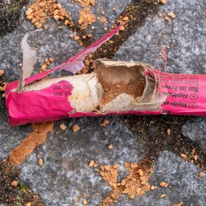 Die Reste eines abgebrannten Böllers.