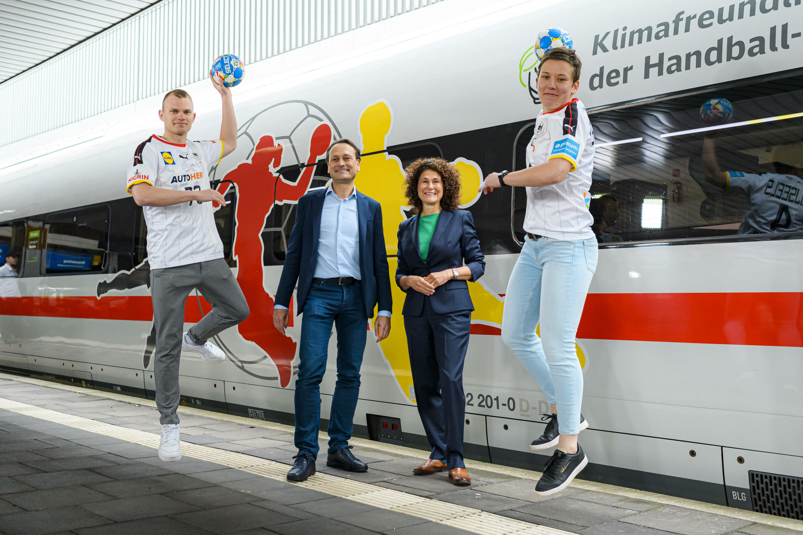 Handball-Nationalspieler Timo Kastening mit Vorständen der Deutschen Bahn