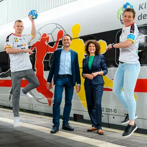 Handball-Nationalspieler Timo Kastening mit Vorständen der Deutschen Bahn