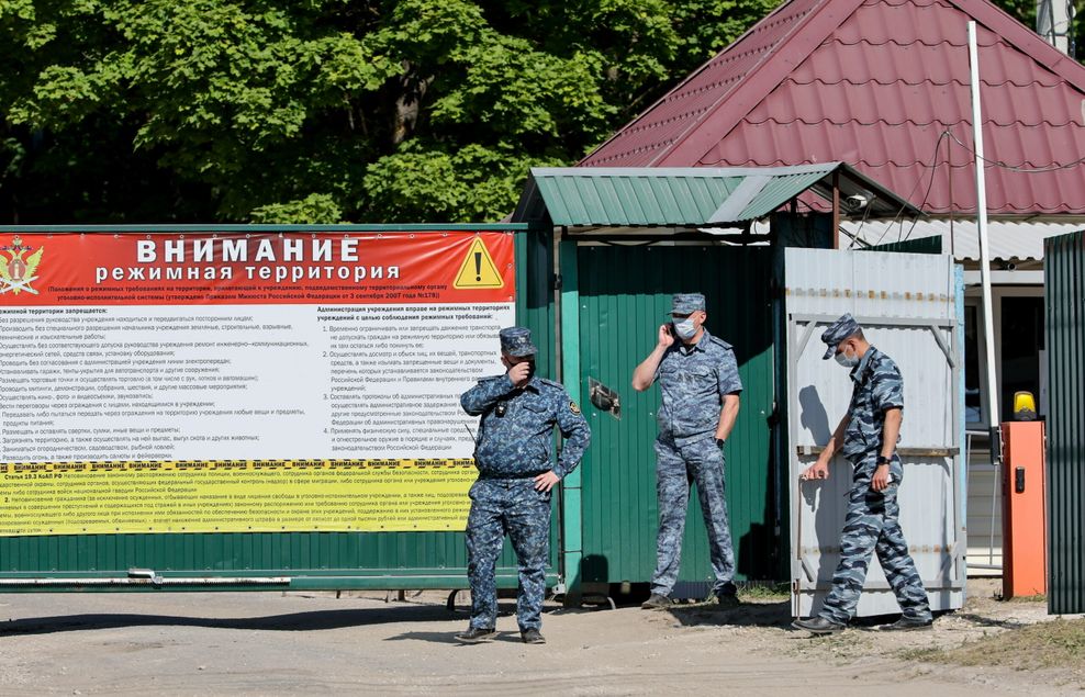 Wachen stehen am Eingang zum Straflager IK-6 in Melechowo, rund 250 Kilometer östlich von Moskau. (Archivbild)