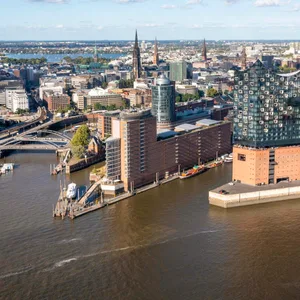 Eine Luftaufnahme von Hamburg, im Vordergrund rechts die Elbphilharmonie