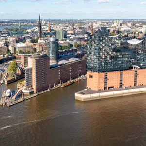 Eine Luftaufnahme von Hamburg, im Vordergrund rechts die Elbphilharmonie