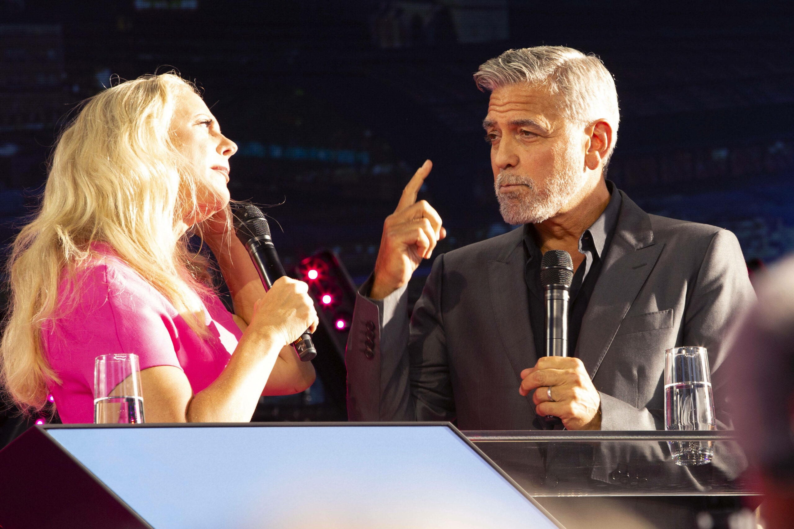 Barbara Schöneberger und George Clooney sprechen auf einer Bühne miteinander. (Archivbild)