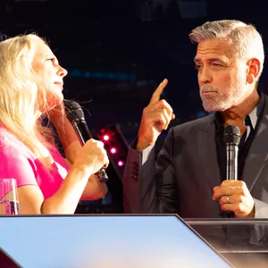 Barbara Schöneberger und George Clooney sprechen auf einer Bühne miteinander. (Archivbild)