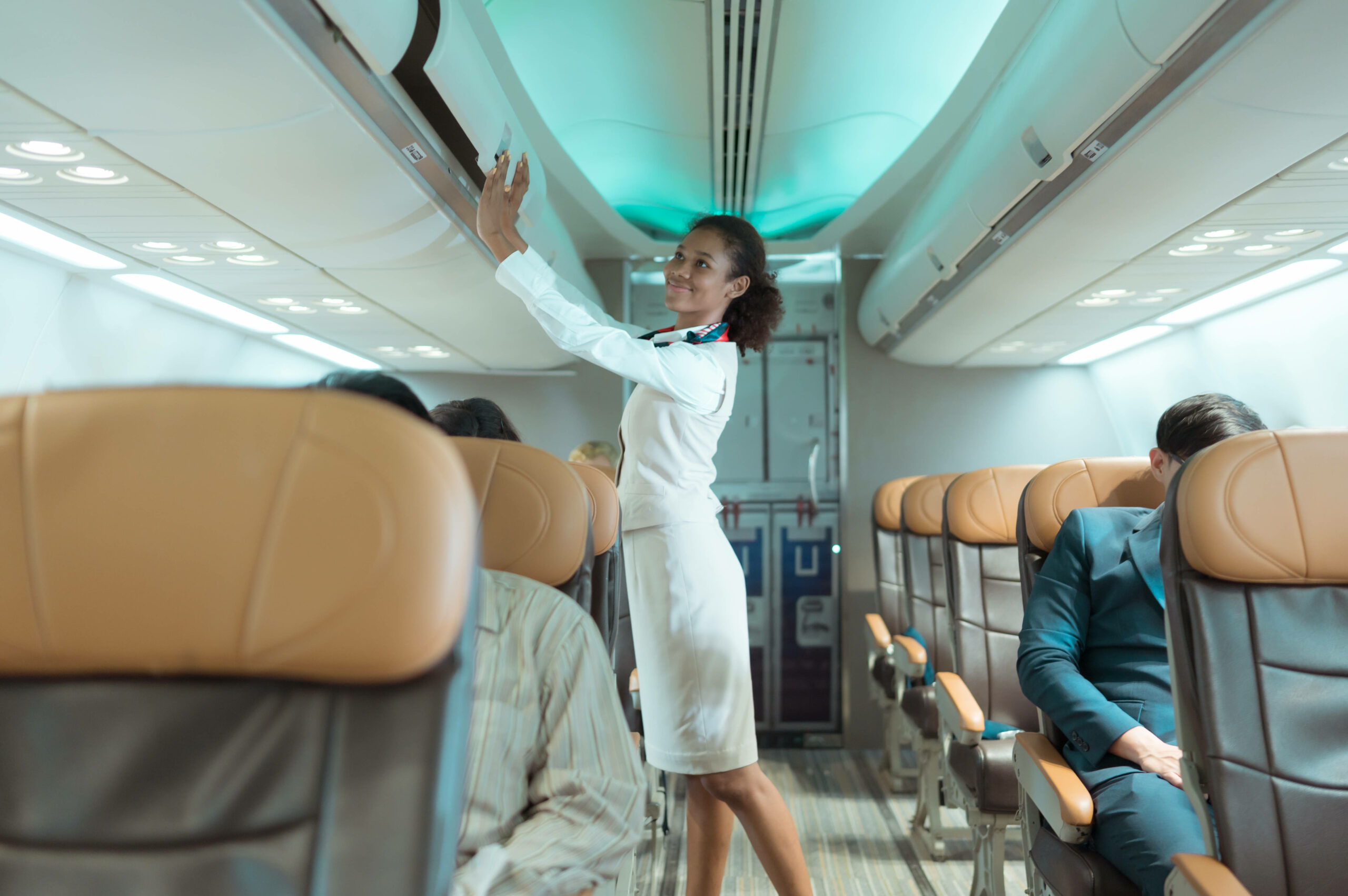 Eine Stewardess in weißer Bluse: Bei „British Airways“ gab es jetzt Stress wegen der Kleiderordnung (Symbolfoto).