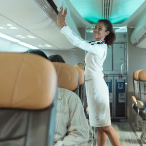 Eine Stewardess in weißer Bluse: Bei „British Airways“ gab es jetzt Stress wegen der Kleiderordnung (Symbolfoto).