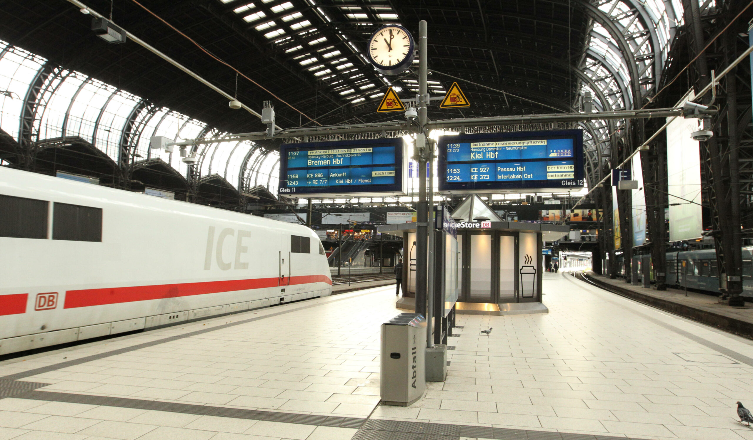 Ein ICE der Deutschen Bahn in Richtung Bremen steht im Hauptbahnhof Hamburg