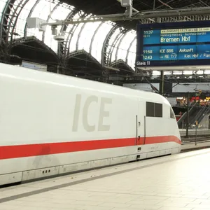 Ein ICE der Deutschen Bahn in Richtung Bremen steht im Hauptbahnhof Hamburg