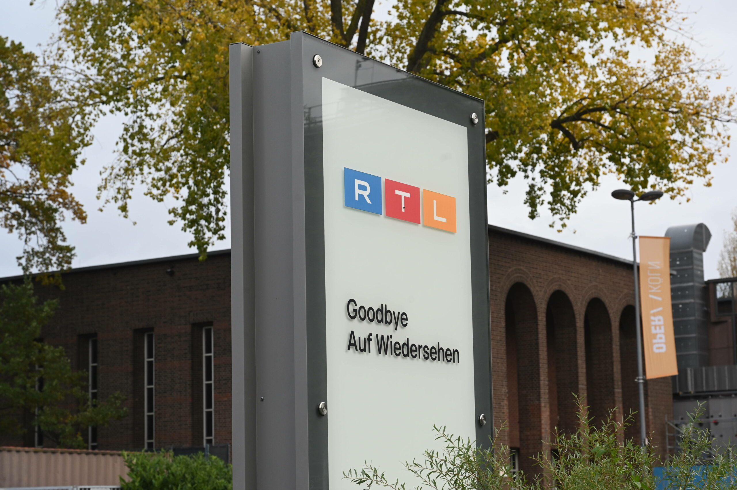 Ein Schild vor einem Gebäude zeigt das RTL-Logo und den Schriftzug „Goodbye/Auf Wiedersehen“. (Symbolbild)