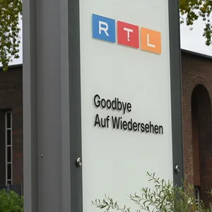 Ein Schild vor einem Gebäude zeigt das RTL-Logo und den Schriftzug „Goodbye/Auf Wiedersehen“. (Symbolbild)