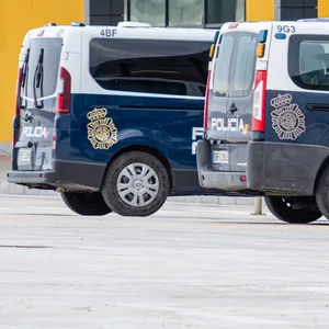 Einsatzfahrzeuge der spanischen Polizei.