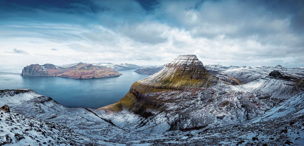 Urwüchsige Landschaft: die Färöer, felsige Berge, keine Vegetation, Wasser