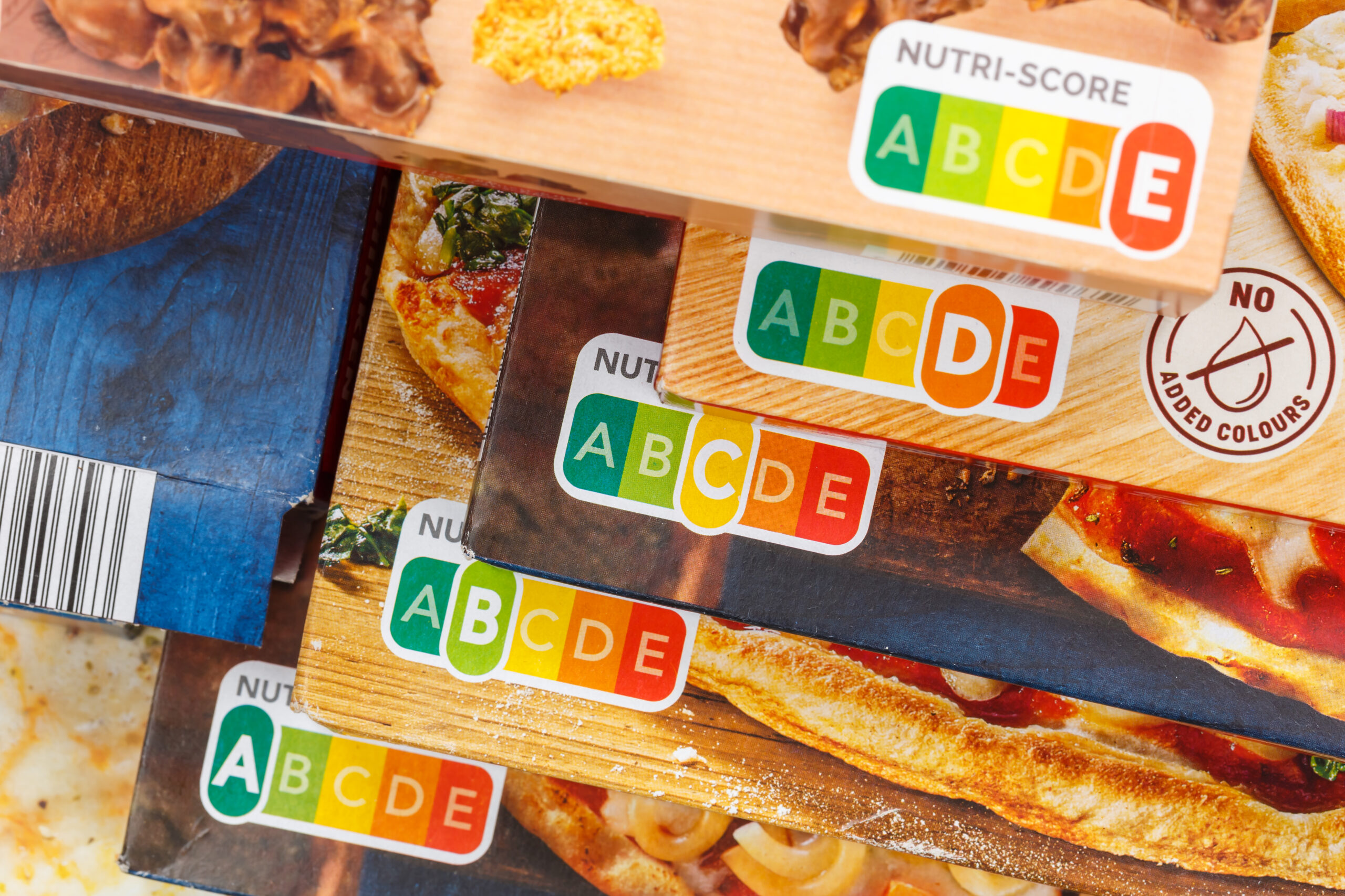 Der Nutri-Score auf verschiedenen Lebensmittelverpackungen