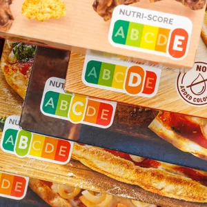 Der Nutri-Score auf verschiedenen Lebensmittelverpackungen