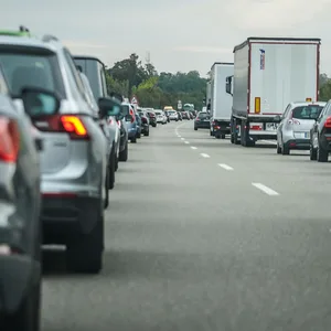 Ein Unfall sorgt auf der A1 am Freitagmorgen für Stau. (Symbolbild)